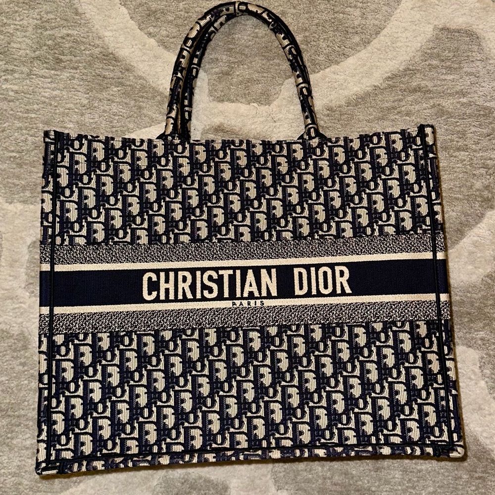Dior Luxury Label in Black and Gold - Picture 10 of 10